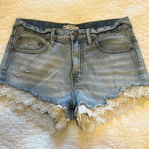Free People Women’s Lace Hem Denim Jean Shorts High Waist Boho Cutoff Sz 25 EUC - Picture 1 of 7